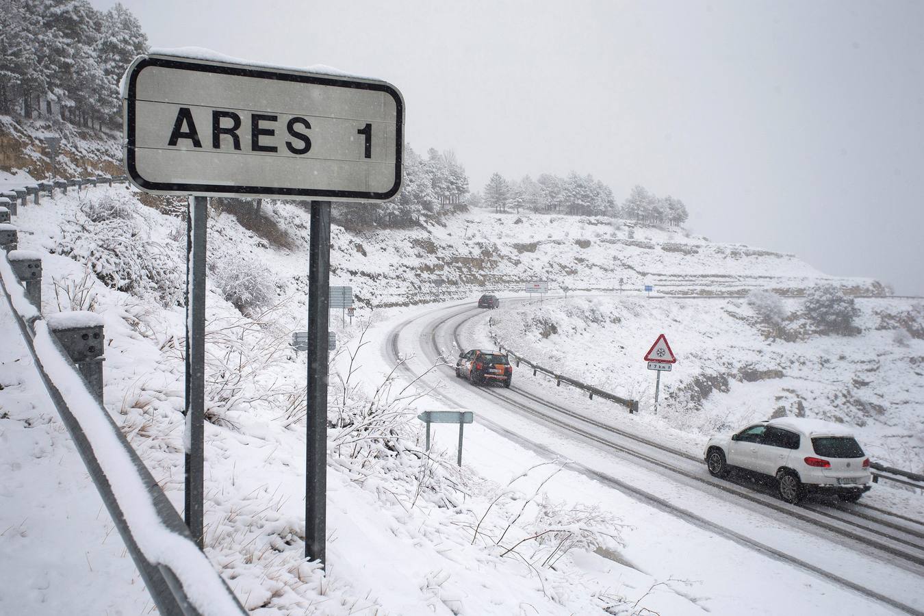 Gran parte del norte de España está cubierta por la nueve por el temporal que está azotando numerosas provincias. La nieve está siendo tan protagonista que numerosas carreteras están cortadas o seon necesarias las cadenas para transitar por ellas.