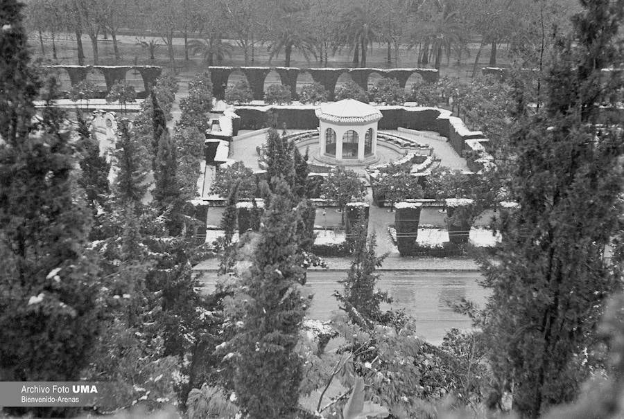 El 3 de febrero de 1954 es una fecha que ha quedado en el recuerdo de la capital. Aquel día se dieron las condiciones necesarias para que la nieve cuajara en Málaga y quedara una estampa que no se ha vuelto a repetir desde esa fecha.