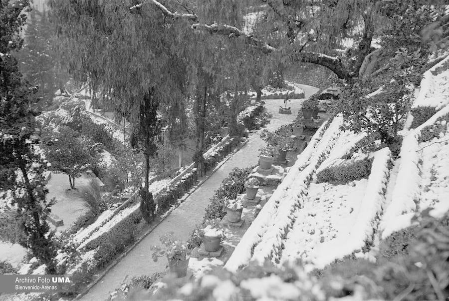 El 3 de febrero de 1954 es una fecha que ha quedado en el recuerdo de la capital. Aquel día se dieron las condiciones necesarias para que la nieve cuajara en Málaga y quedara una estampa que no se ha vuelto a repetir desde esa fecha.