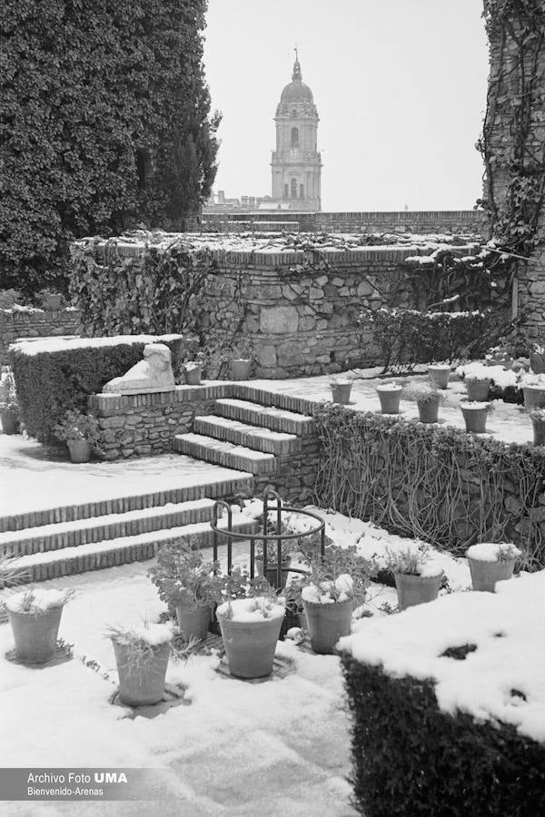 El 3 de febrero de 1954 es una fecha que ha quedado en el recuerdo de la capital. Aquel día se dieron las condiciones necesarias para que la nieve cuajara en Málaga y quedara una estampa que no se ha vuelto a repetir desde esa fecha.