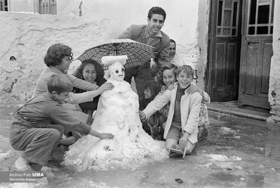 El 3 de febrero de 1954 es una fecha que ha quedado en el recuerdo de la capital. Aquel día se dieron las condiciones necesarias para que la nieve cuajara en Málaga y quedara una estampa que no se ha vuelto a repetir desde esa fecha.