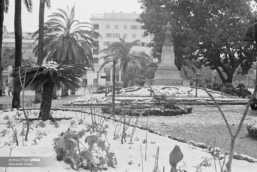 El 3 de febrero de 1954 es una fecha que ha quedado en el recuerdo de la capital. Aquel día se dieron las condiciones necesarias para que la nieve cuajara en Málaga y quedara una estampa que no se ha vuelto a repetir desde esa fecha.