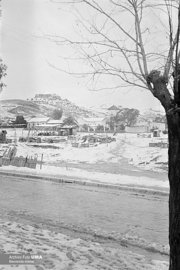 El 3 de febrero de 1954 es una fecha que ha quedado en el recuerdo de la capital. Aquel día se dieron las condiciones necesarias para que la nieve cuajara en Málaga y quedara una estampa que no se ha vuelto a repetir desde esa fecha.