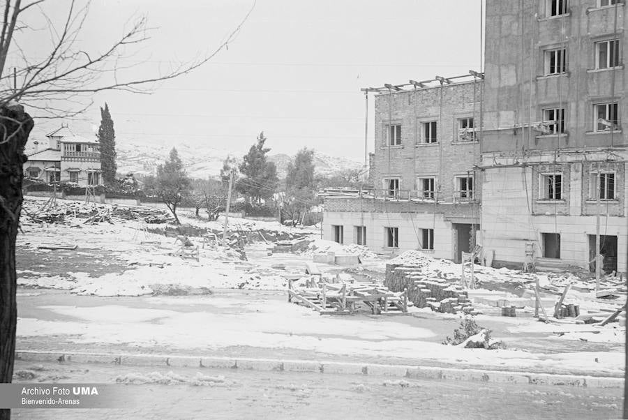 El 3 de febrero de 1954 es una fecha que ha quedado en el recuerdo de la capital. Aquel día se dieron las condiciones necesarias para que la nieve cuajara en Málaga y quedara una estampa que no se ha vuelto a repetir desde esa fecha.