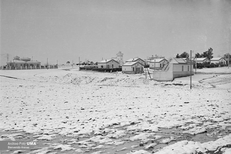 El 3 de febrero de 1954 es una fecha que ha quedado en el recuerdo de la capital. Aquel día se dieron las condiciones necesarias para que la nieve cuajara en Málaga y quedara una estampa que no se ha vuelto a repetir desde esa fecha.