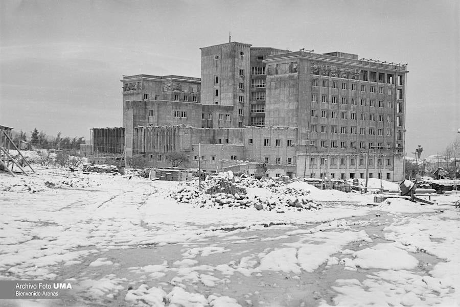 El 3 de febrero de 1954 es una fecha que ha quedado en el recuerdo de la capital. Aquel día se dieron las condiciones necesarias para que la nieve cuajara en Málaga y quedara una estampa que no se ha vuelto a repetir desde esa fecha.