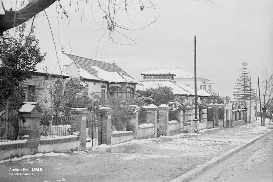 El 3 de febrero de 1954 es una fecha que ha quedado en el recuerdo de la capital. Aquel día se dieron las condiciones necesarias para que la nieve cuajara en Málaga y quedara una estampa que no se ha vuelto a repetir desde esa fecha.