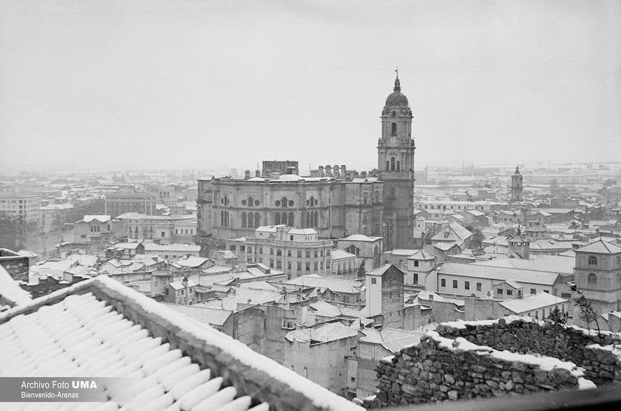 El 3 de febrero de 1954 es una fecha que ha quedado en el recuerdo de la capital. Aquel día se dieron las condiciones necesarias para que la nieve cuajara en Málaga y quedara una estampa que no se ha vuelto a repetir desde esa fecha.