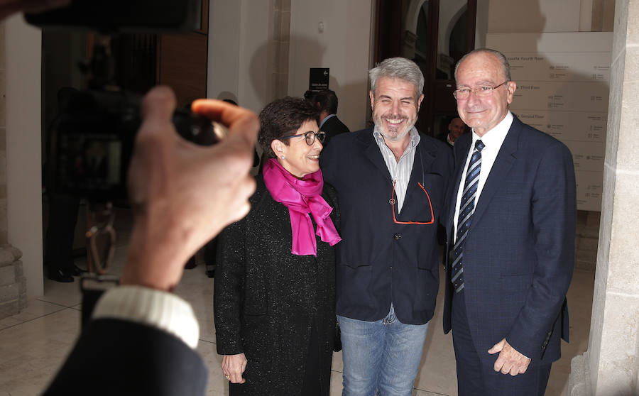 El ministro de Educación, Cultura y Deporte, Íñigo Méndez de Vigo, ha ofrecido una cena en honor de los galardonados con las Medallas de Oro al Mérito en las Bellas Artes en el Museo de Málaga como acto previo a la entrega que tendrá lugar este martes en el Centro Pompidou.