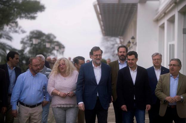 Mariano Rajoy, acompañado del padre de Marta del Castillo, la madre de Sandra Palo, Juanma Moreno y Juan Ignacio Zoido. :: Rafa Alcaide / efe