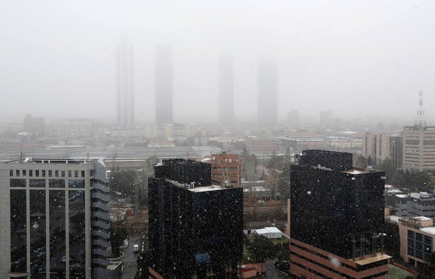 Vista del parque empresarial Cuatro Torres Business Area, situado en el Paseo de la Castellana, donde se aprecia una mañana nublada con nevadas débiles, con unas temperaturas mázimas de 5º y mínimas de 3º. 