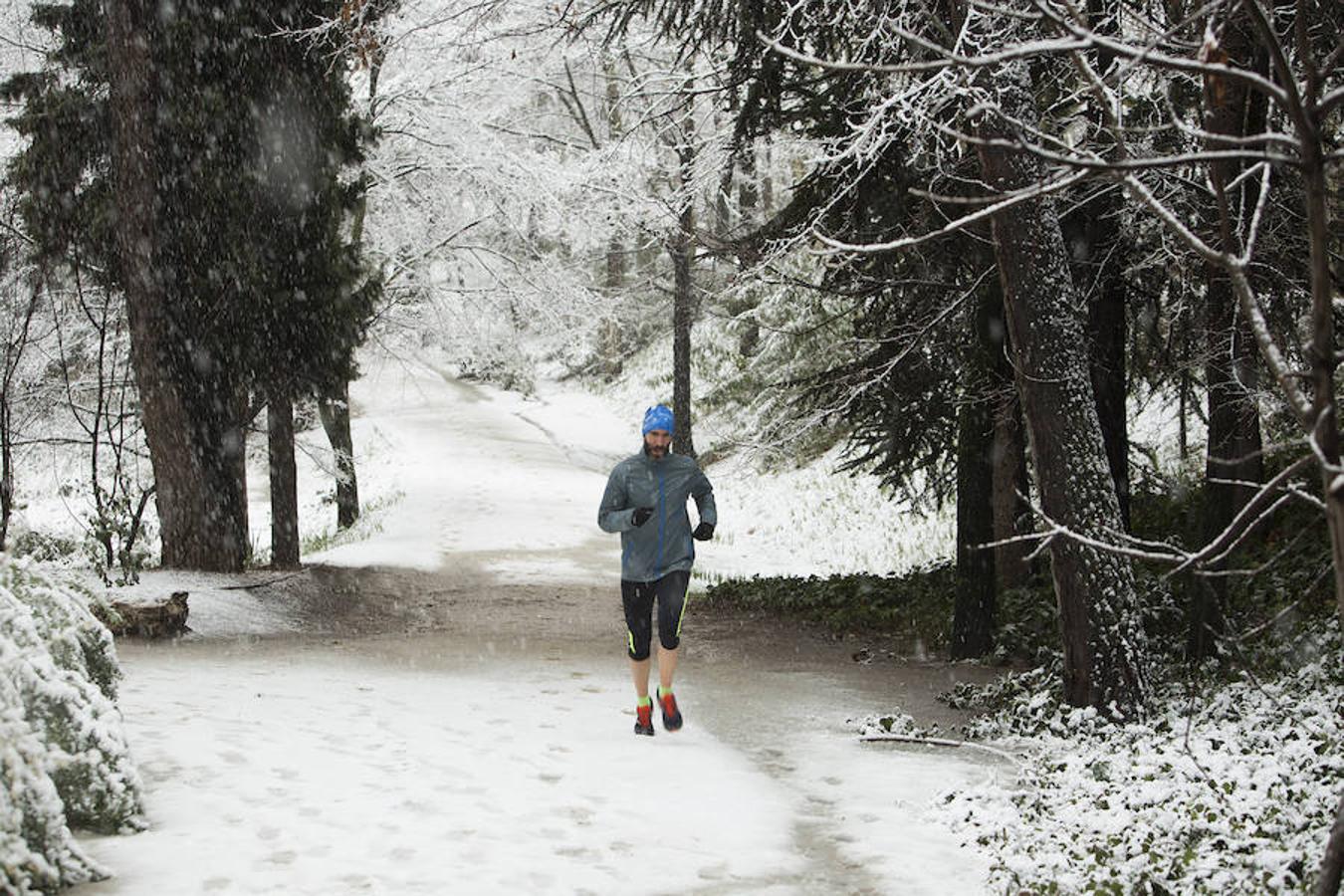 Algunos se atrevieron a salir a correr durante la nevada.