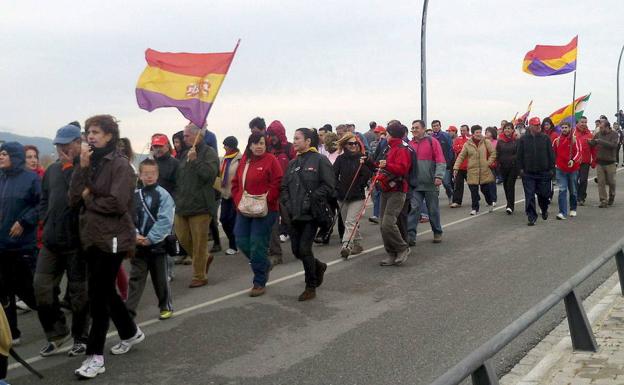 Imagen de una marcha a pie por la N-340 para rendir homenaje hace unos años a las víctimas de 'La Desbandá'. 