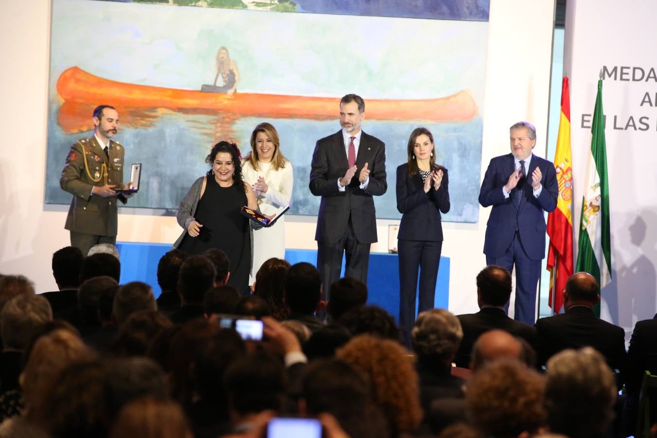 Don Felipe y Doña Letizia presiden la ceremonia en el Pompidou