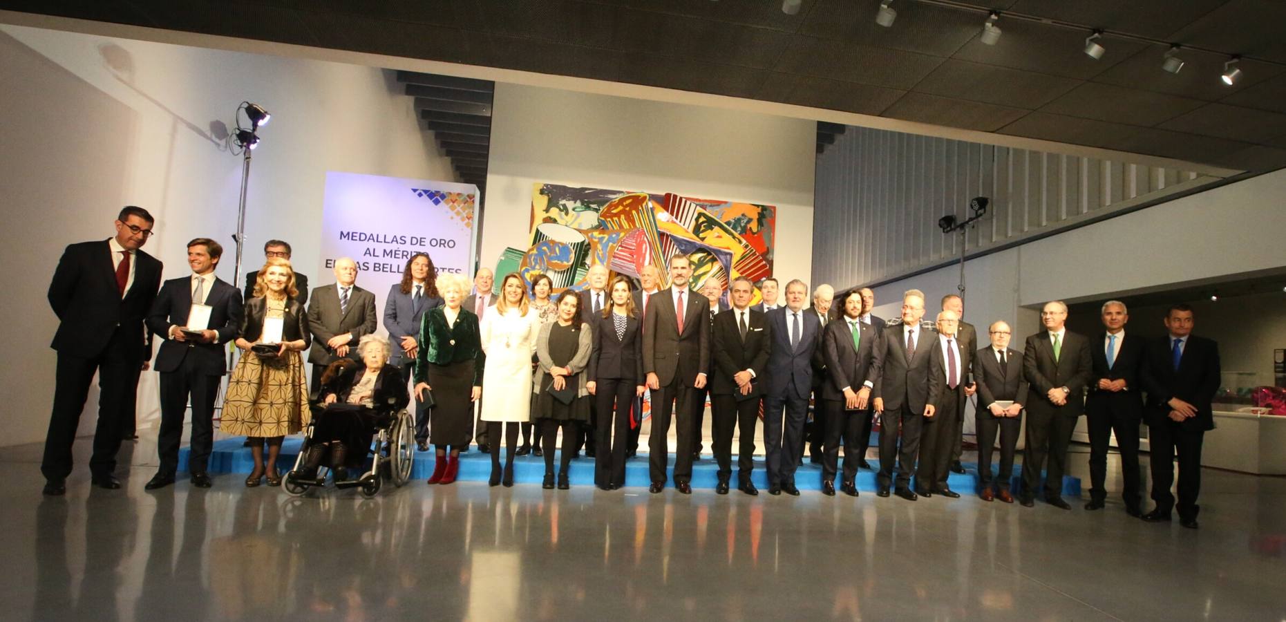 Foto de familia de los premiados junto a Don Felipe y Doña Letizia.
