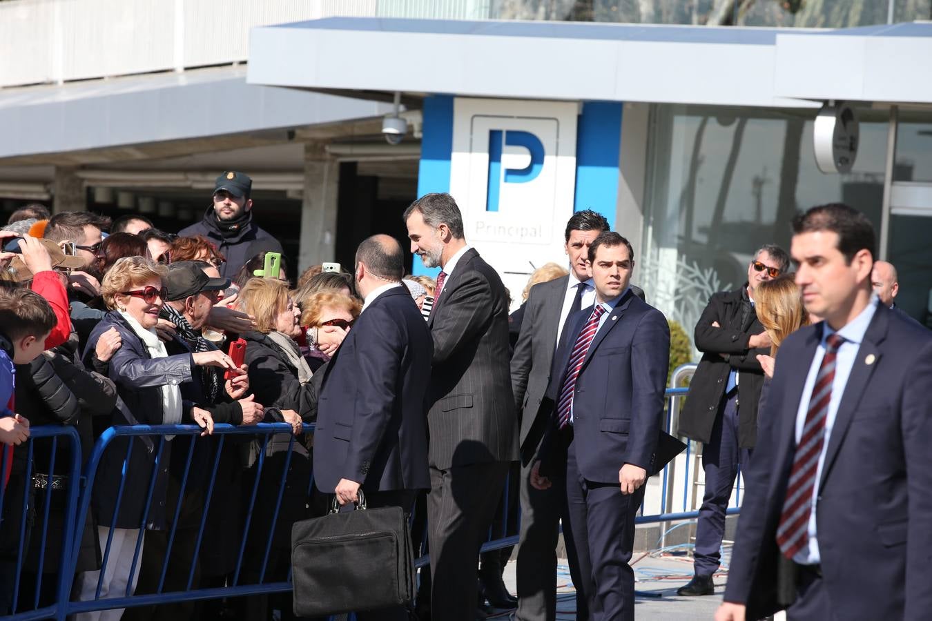 Don Felipe y Doña Letizia presiden la ceremonia en el Pompidou