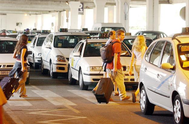 Taxis ante la llegada de viajeros en el aeropuerto. :: fernando gonzález