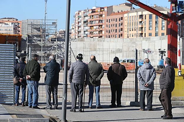 Un grupo de jubilados ante una obra en Logroño. :: j. marín
