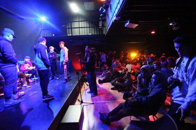 La primera edición de 'Tu primera batalla' contó con Eskarnia, Chatopro y Círculo Breaking como jurado. :: fernando gonzález