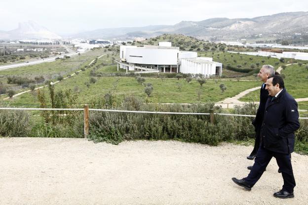 El consejero de Cultura y el delegado de la Junta, ayer en su visita a los Dólmenes. 