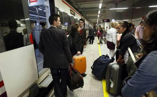 Viajeros suben a un tren de la línea de Cercanías de Fuengirola. 