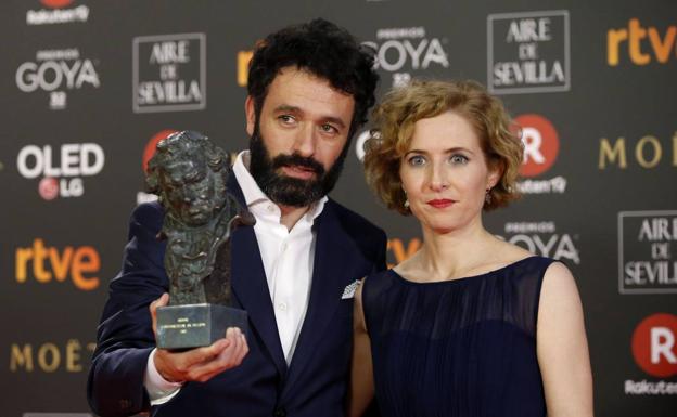 El realizador Rodrigo Sorogoyen posa con el Goya al "Mejor cortometraje de ficción" por su trabajo 'Madre'.