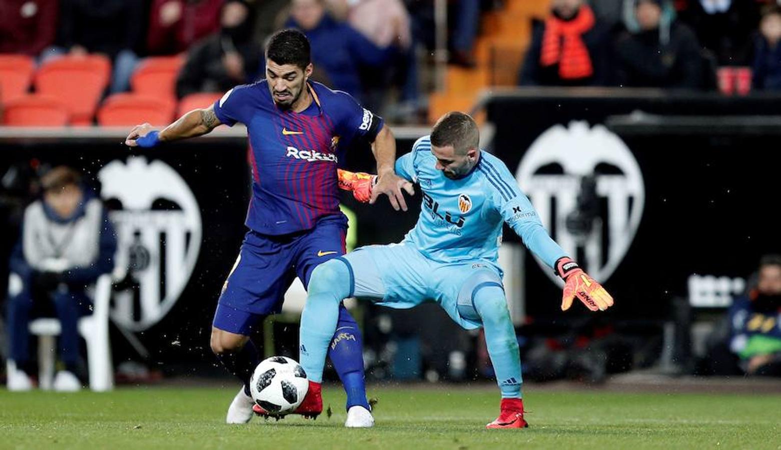 El Barcelona disputará su quinta final de Copa del Rey consecutiva, tras imponerse al Valencia en Mestalla (0-2) con tantos de Coutinho y Rakitic.