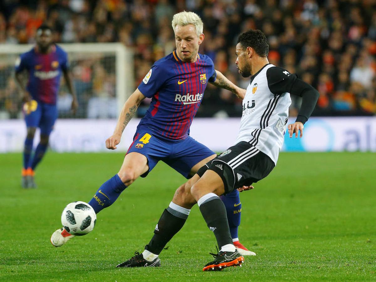 El Barcelona disputará su quinta final de Copa del Rey consecutiva, tras imponerse al Valencia en Mestalla (0-2) con tantos de Coutinho y Rakitic.