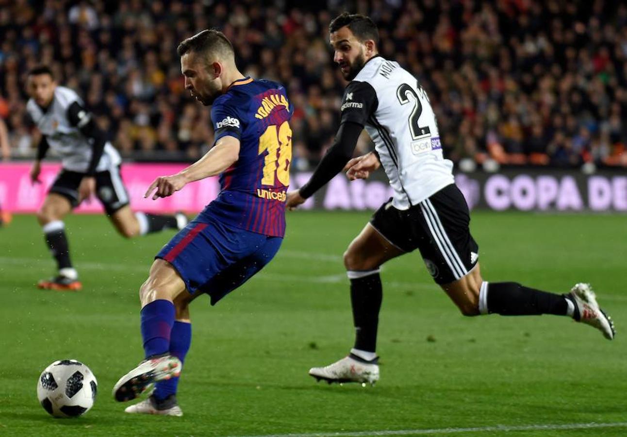 El Barcelona disputará su quinta final de Copa del Rey consecutiva, tras imponerse al Valencia en Mestalla (0-2) con tantos de Coutinho y Rakitic.