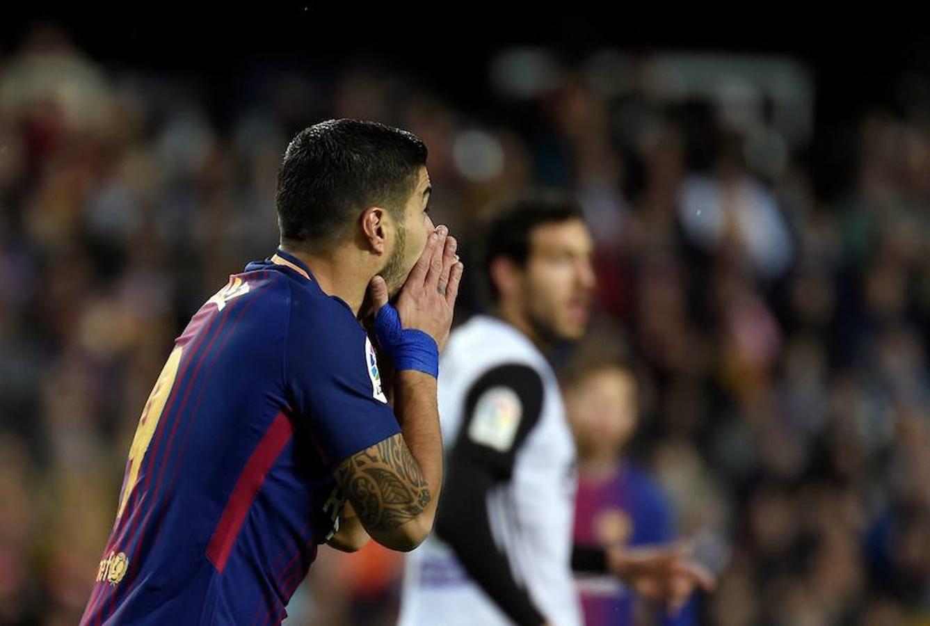 El Barcelona disputará su quinta final de Copa del Rey consecutiva, tras imponerse al Valencia en Mestalla (0-2) con tantos de Coutinho y Rakitic.