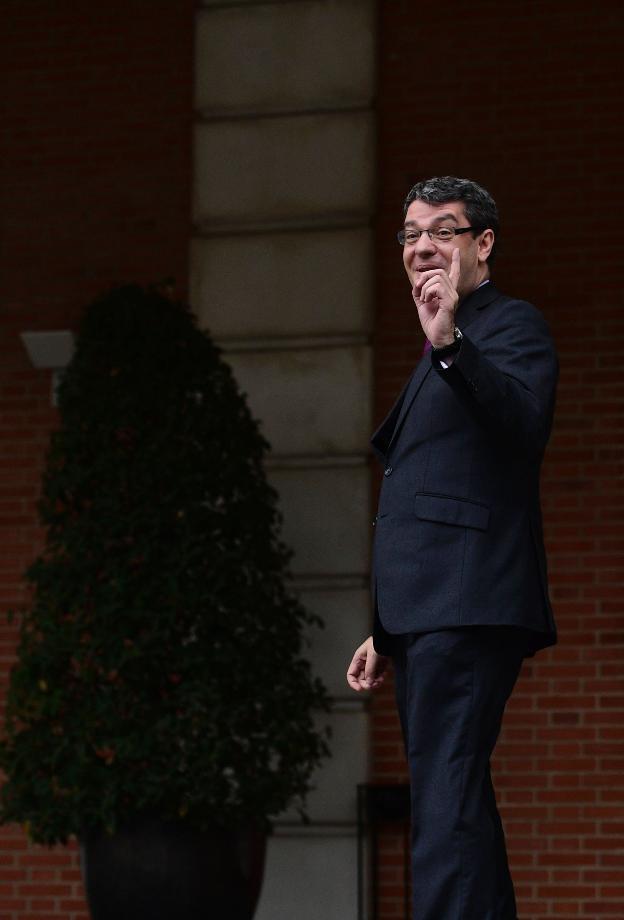 Isabel García Tejerina y Álvaro Nadal, en La Moncloa. :: afp