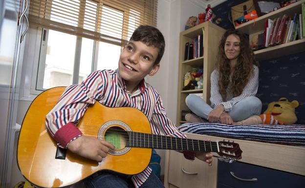 Adrián Martín, el niño cantante de Vélez-Málaga que padece hidrocefalia, recibe el alta hospitalaria
