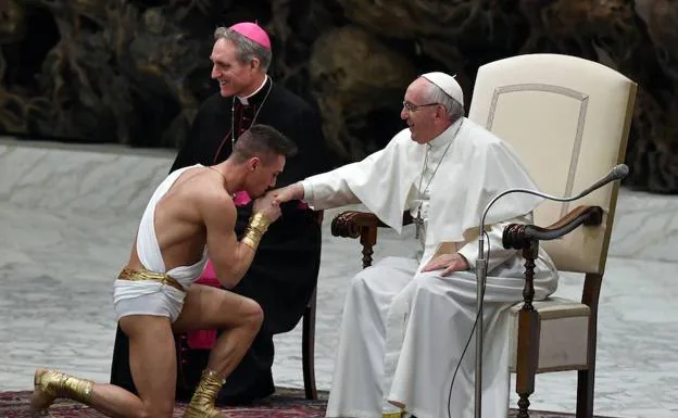 Uno de los artistas besa la mano del Pontífice. 