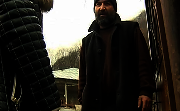 Amiran Devnozashvili atiende con cara de pocos amigos a un periodista que se acercó a su casa para preguntarle por sus hijos. 