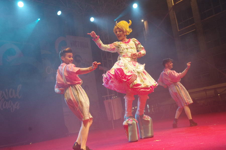 El concurso de fantasía llena de fiesta la Plaza de la Constitución con nueve provocadoras y reivindicativas participantes en el concurso de drag queens del Carnaval de Málaga