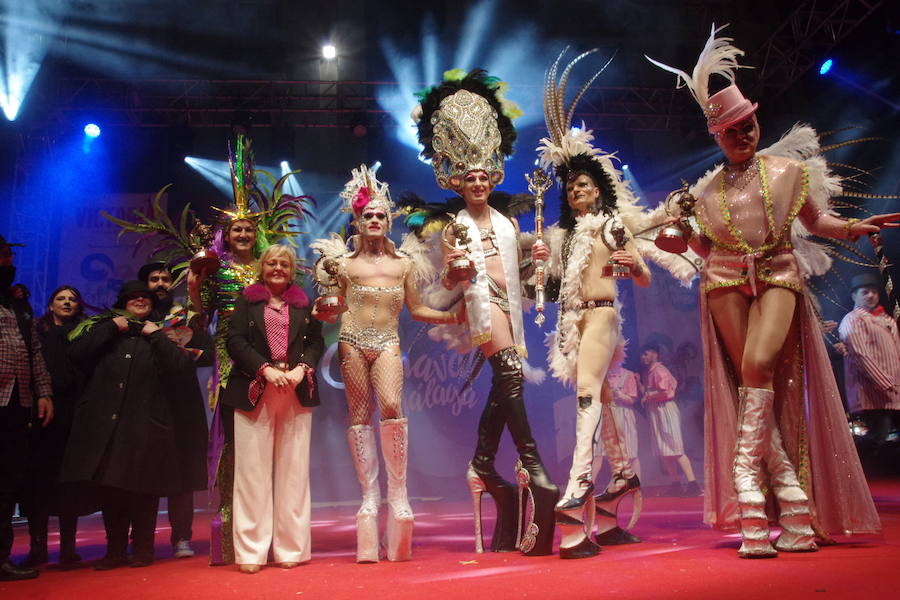 El concurso de fantasía llena de fiesta la Plaza de la Constitución con nueve provocadoras y reivindicativas participantes en el concurso de drag queens del Carnaval de Málaga