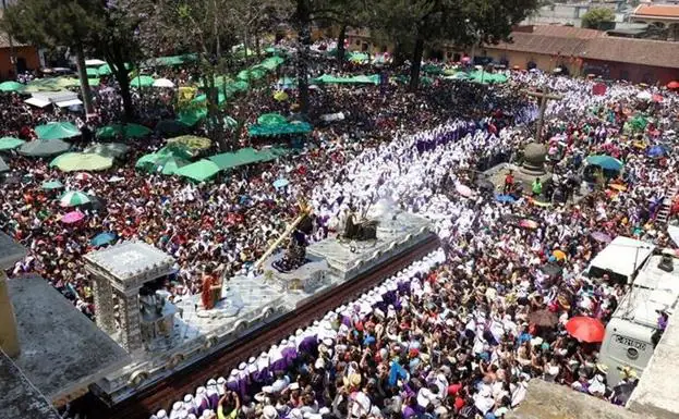 Una de las procesiones de Guatemala con sus largas andas.