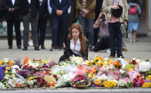 Una mujer se emociona junto al homenaje floral por las víctimas del atentado en Londres en junio de 2017.