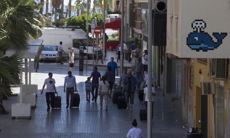 El artista llena la capital de mosaicos