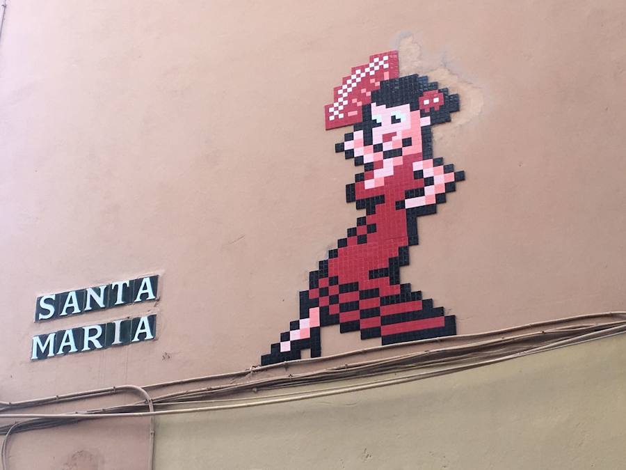 El artista llena la capital de mosaicos