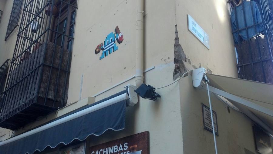 El artista llena la capital de mosaicos