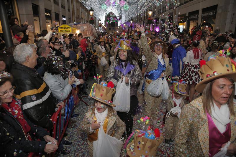 Pasacalles, batalla de las flores y La Final en la Plaza llenan el Centro