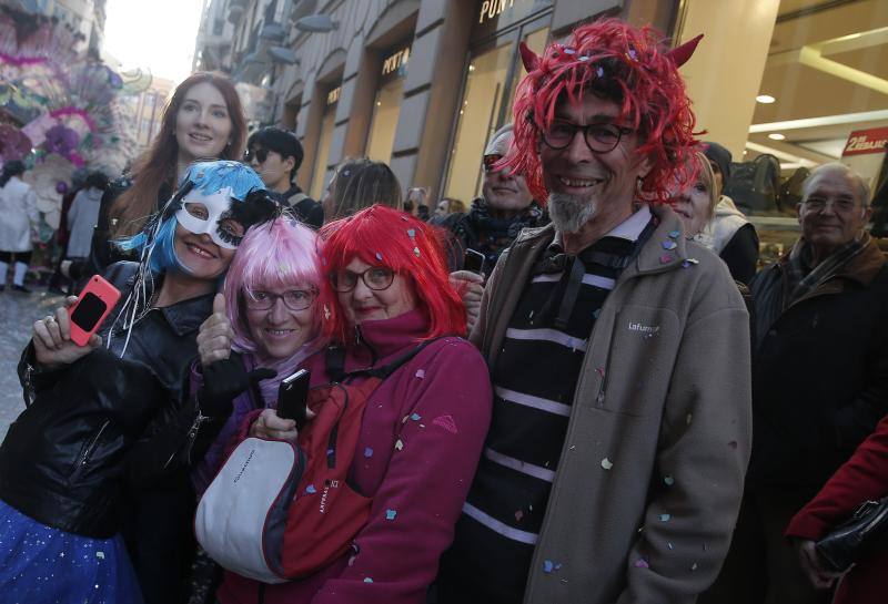 Pasacalles, batalla de las flores y La Final en la Plaza llenan el Centro