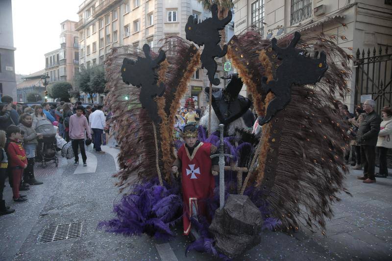 Pasacalles, batalla de las flores y La Final en la Plaza llenan el Centro