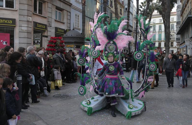 Pasacalles, batalla de las flores y La Final en la Plaza llenan el Centro