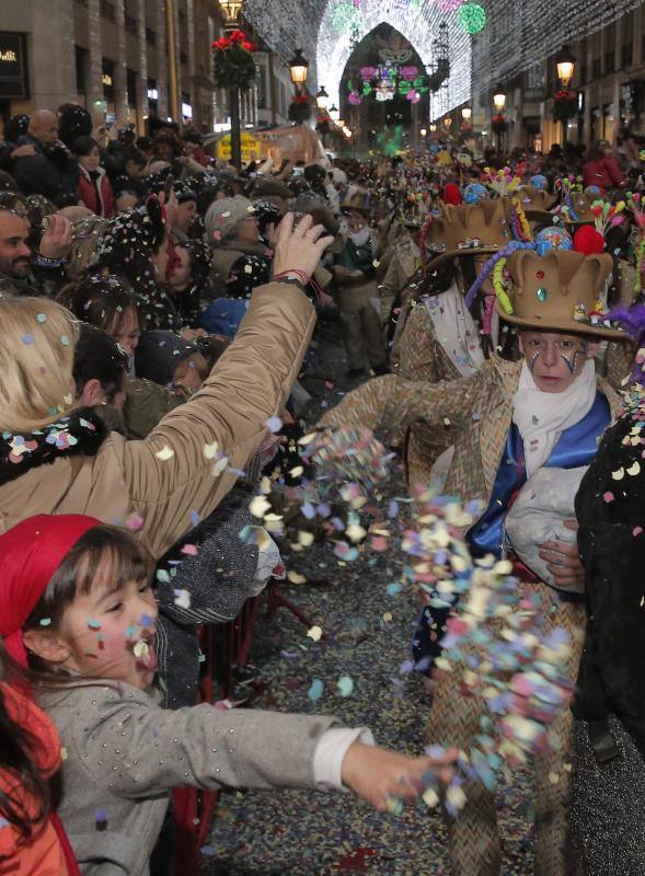 Pasacalles, batalla de las flores y La Final en la Plaza llenan el Centro