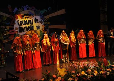 Imagen secundaria 1 - Componentes del coro el Fuerte San Luis. Venus, Ninfas, Misses y Dios Momo. Participantes en la gala. 