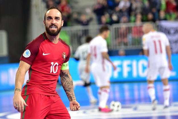 Ricardinho celebra un gol con España preparada para sacar. :: efe