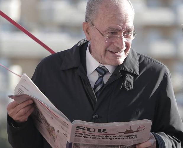 De la Torre leyendo la noticia publicada por SUR. 