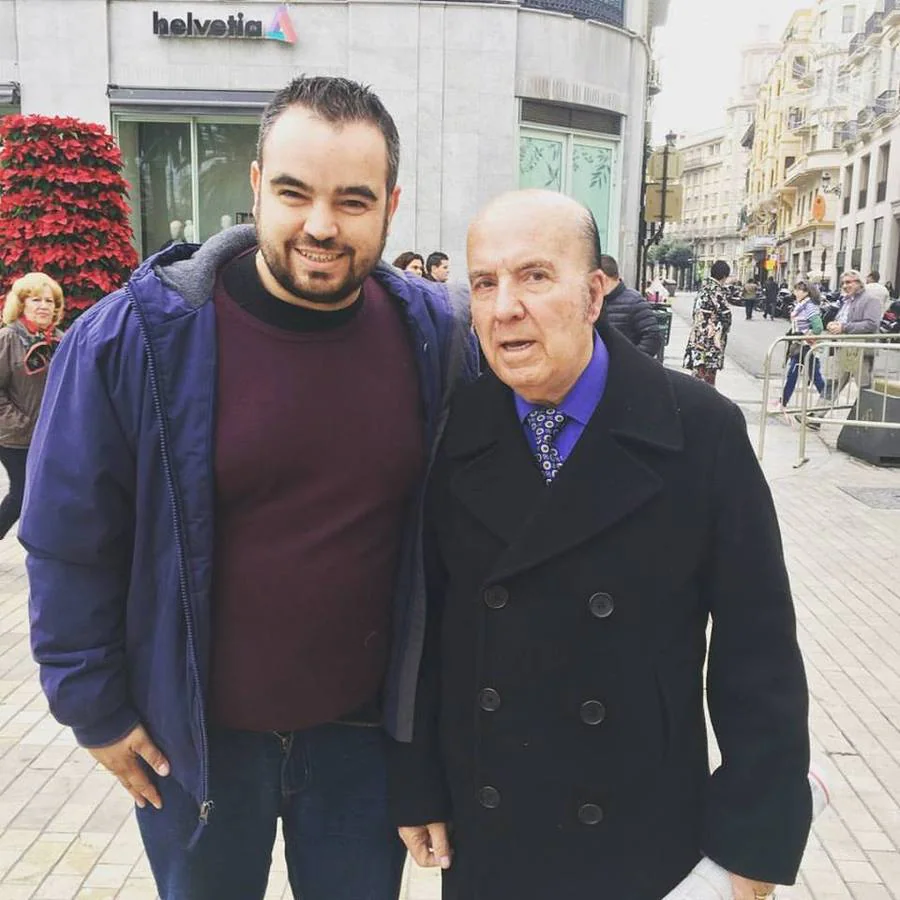 Este malagieño tiene una colección de fotos con personajes destacados del mundo del cine, el deporte, la música o la televisión, muchas de ellas en la estación de tren María Zambrano